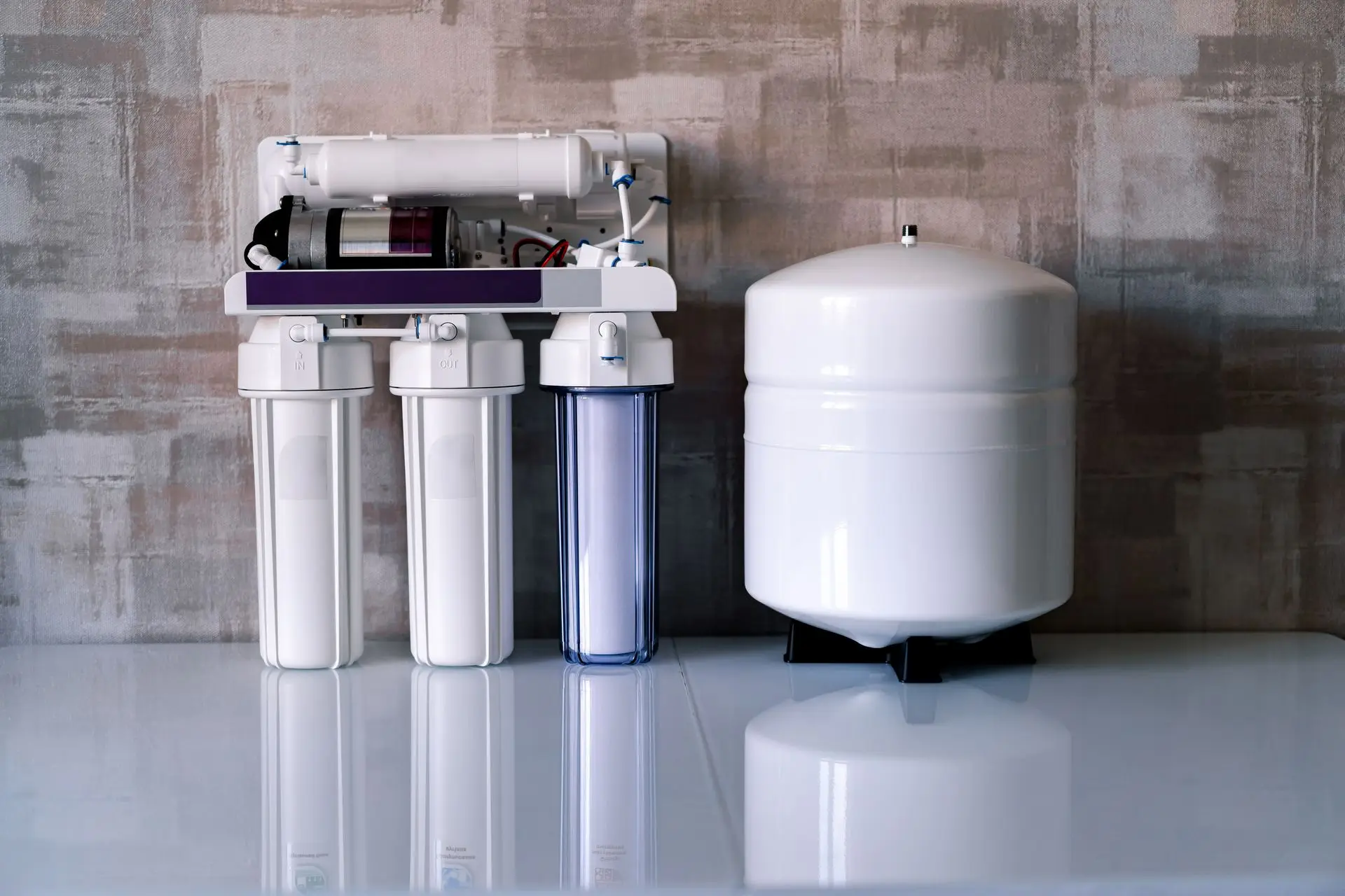 Reverse osmosis filtration system installed on a counter
